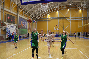 5 команд из Нефтеюганска, Сургута, Покачей, Нижневартовска и Мегиона вступили в борьбу в первенстве Югры по баскетболу среди юниорок до 17 лет.