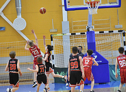  В спорткомплексе «Триумф» продолжаются матчи первенства Югры по баскетболу среди юношей до 13 лет. 