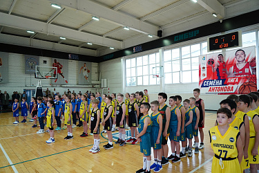 В Нижневартовске состоялось торжественное открытие фестиваля баскетбола "Лига Семена Антонова". Это событие собрало команды юношей и девушек.