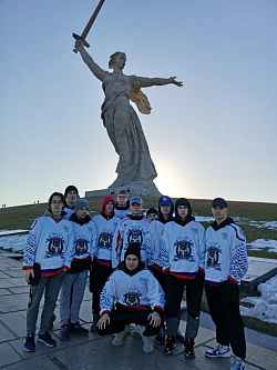  Воспитанники отделения хоккея «СШОР САМОТЛОР»,посетили Мамаев курган - памятник-ансамбль, посвященный победе в Сталинградской битве. 