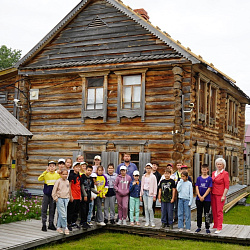  В гостях у сказки Дети, пребывающие в спортивно-оздоровительном лагере с дневным пребыванием "Факел", посетили Музей истории русского быта. 